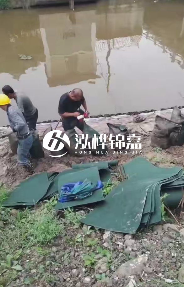 鄭州專業(yè)挖機打木樁-地基加固中挖機打木樁的優(yōu)勢？