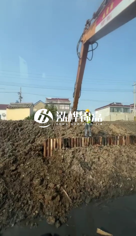 畢節(jié)市挖機(jī)打木樁專業(yè)施工-河道護(hù)坡木樁會不會腐爛？